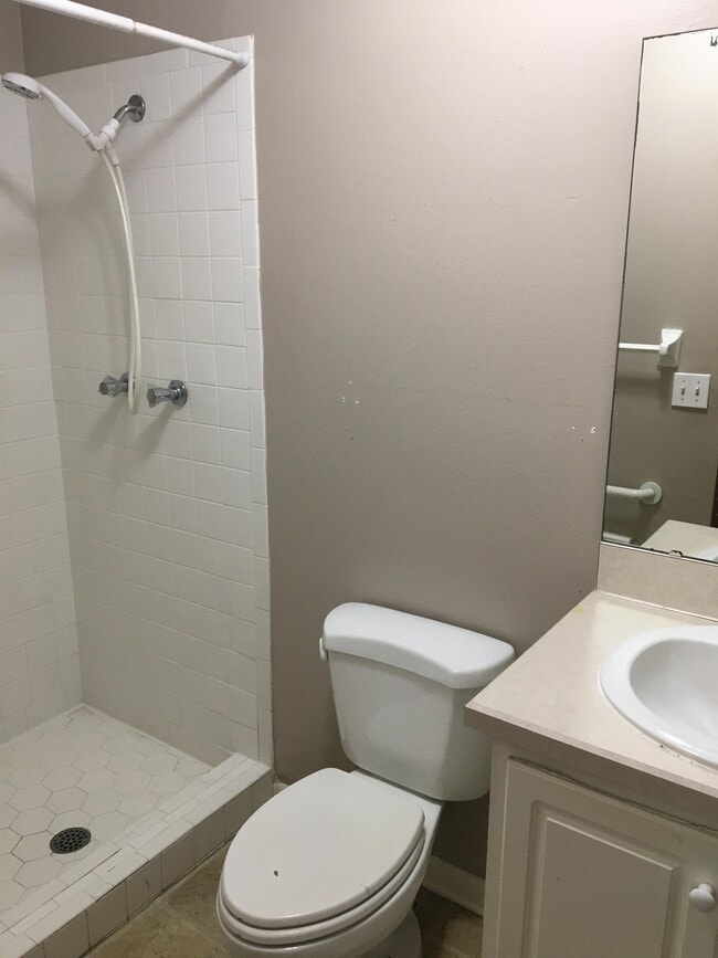 Building Photo - 1450 E Church St