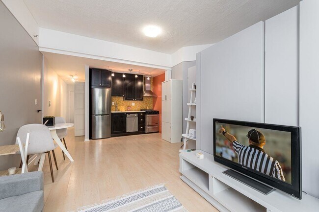 Building Photo - 476 Monmouth St