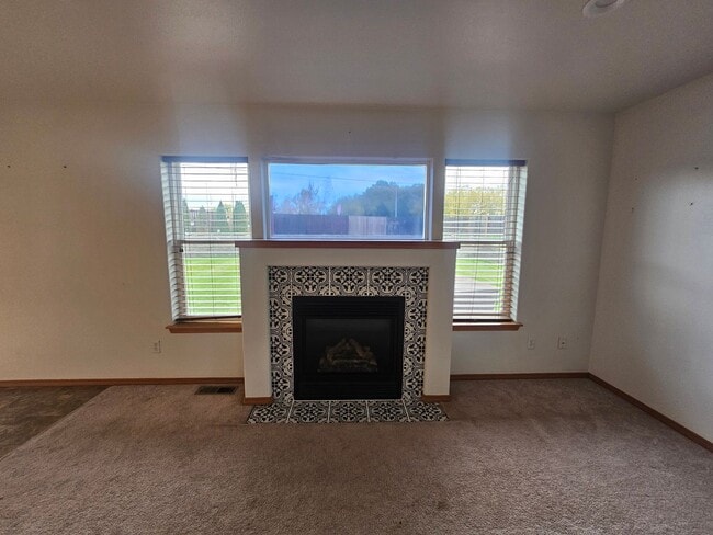 Building Photo - Beautiful Rental with Oversized Yard & Ope...