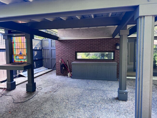 Building Photo - Historical Duplex - Spacious 3 Bedroom, 2.5 Bath Duplex with fenced in private patio.