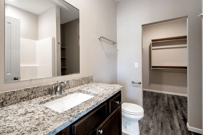 Building Photo - 1341 Azena St