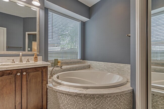 Building Photo - 10 E Sterling Pond Cir