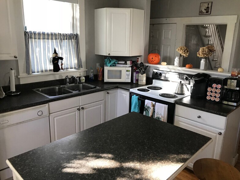 Building Photo - 11 Dean Ave