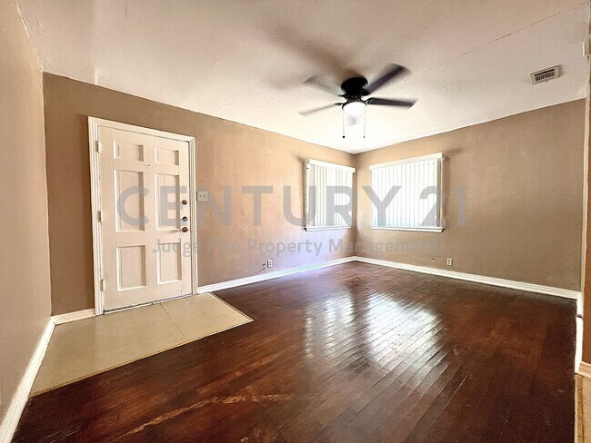 Building Photo - Cozy and Affordable 1/1 Duplex in Denton F...