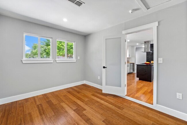 Building Photo - 1113 S Meadows Dr