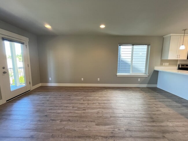 Building Photo - Elegant Three-Bedroom Home with Updated Kitchen & Vaulted Ceilings