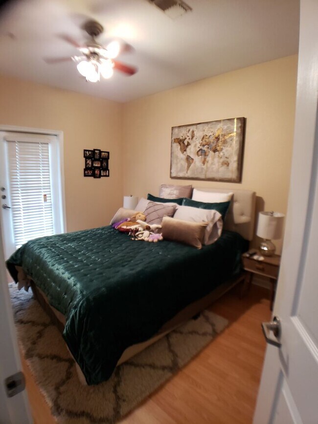 Building Photo - Great 1/1 unit with wood laminate floors, upgraded appliances and balcony!