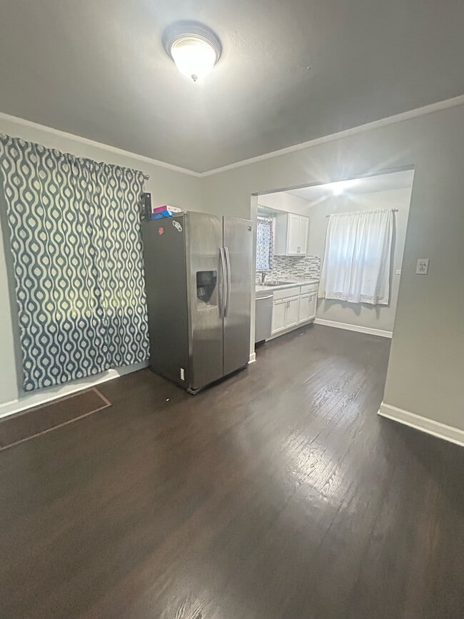 Building Photo - 8825 S Kenwood Ave