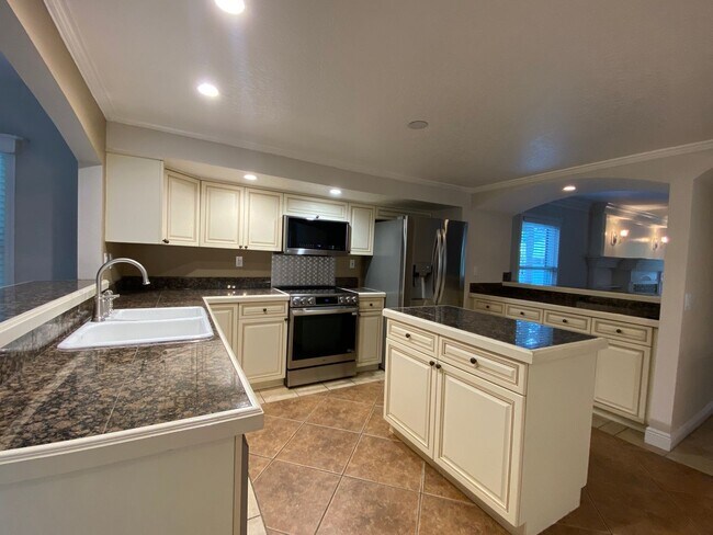 Building Photo - Charming 3 Bed, 3 Bath Home in Lake Davis/...