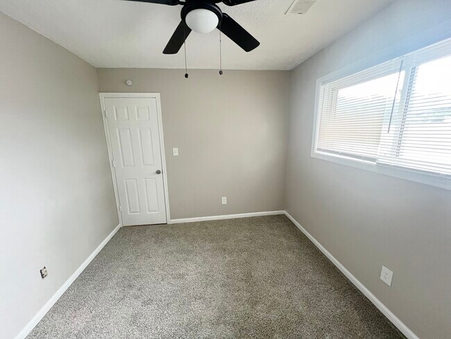 Building Photo - Woodview Townhomes