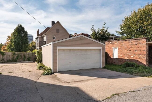 Building Photo - Very Spacious 2 Bed 2.5 Bath Home!