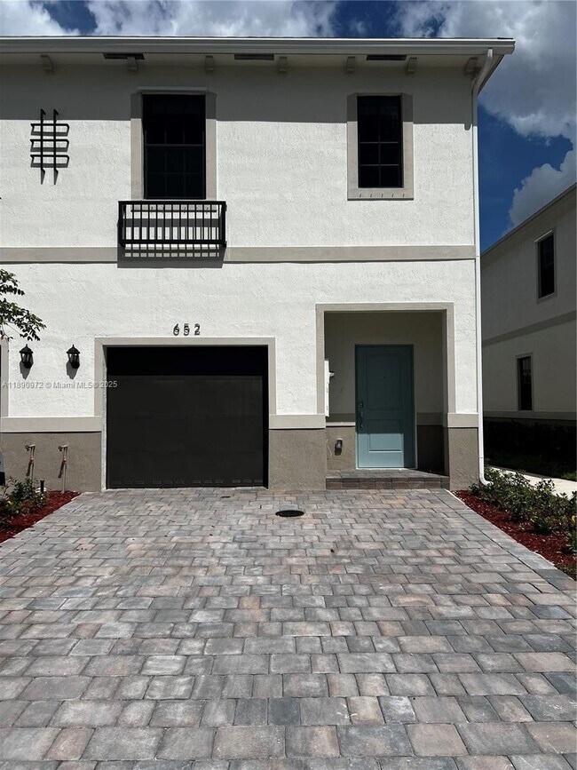 Primary Photo - 652 NW 6th St