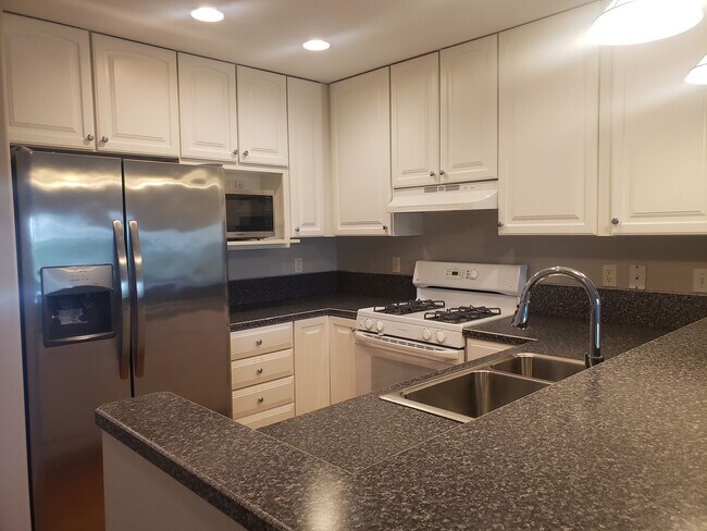 Building Photo - Large 3-bed Townhouse in Terwilliger South