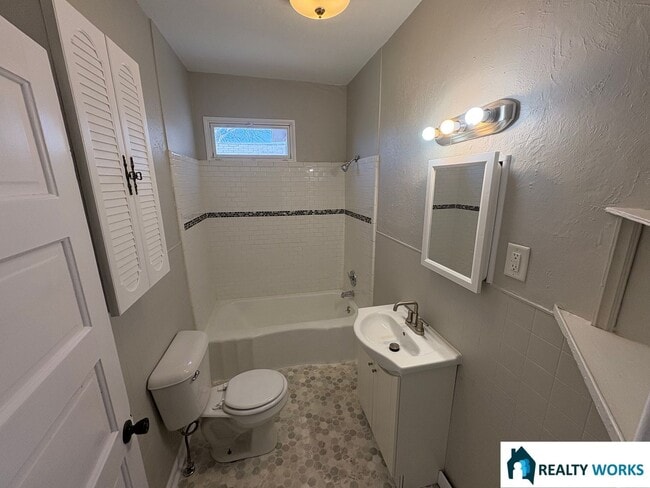 Building Photo - 3 Bedroom Home Close to Campus!