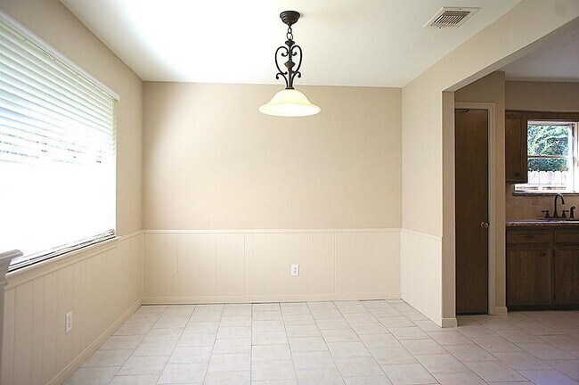 Building Photo - 2618 Tinechester Dr