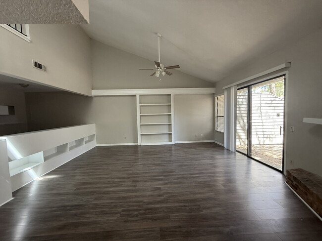 Building Photo - FOR RENT:  3 BEDROOM 2.5 BATHROOM TOWNHOME...