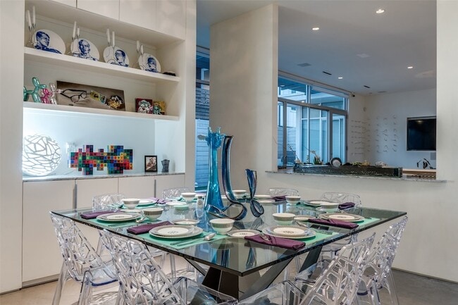 Building Photo - 2300 N Carroll Ave