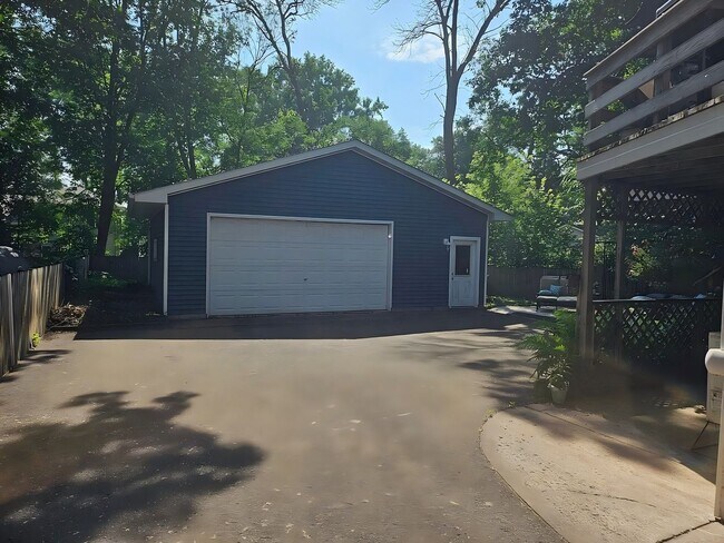Building Photo - 5786 Lake Ave