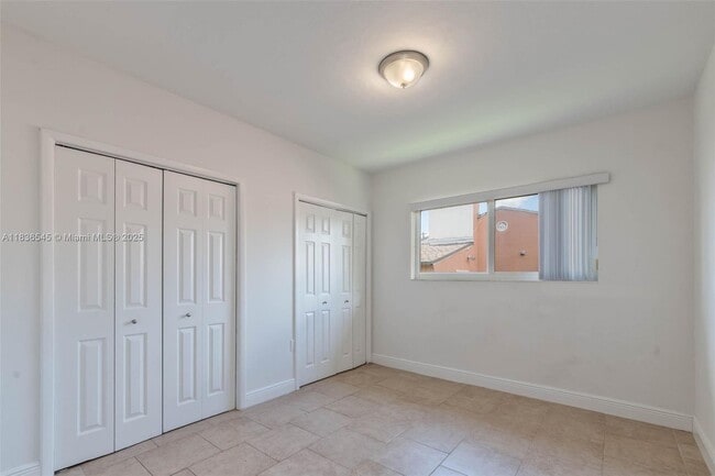 Building Photo - 3916 SW 58th Ave