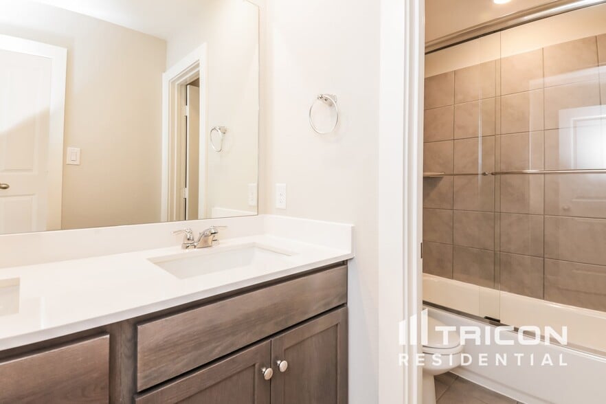 Building Photo - 2552 Finch Holw Dr