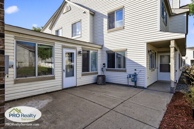 Building Photo - 3 Bedroom End Unit Townhouse