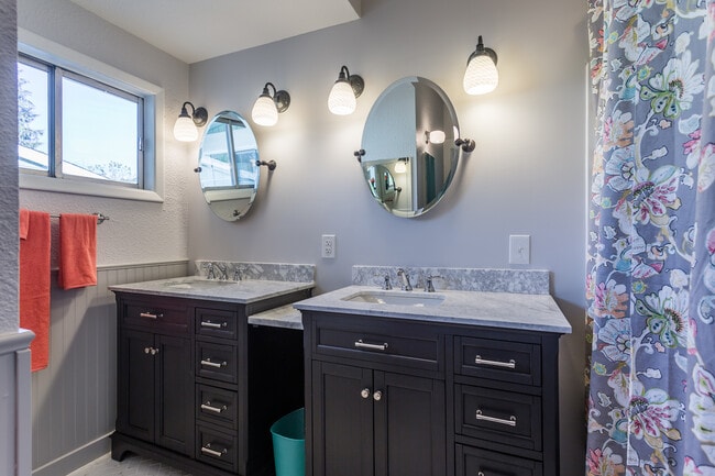 Building Photo - 2624 Columbia Blvd