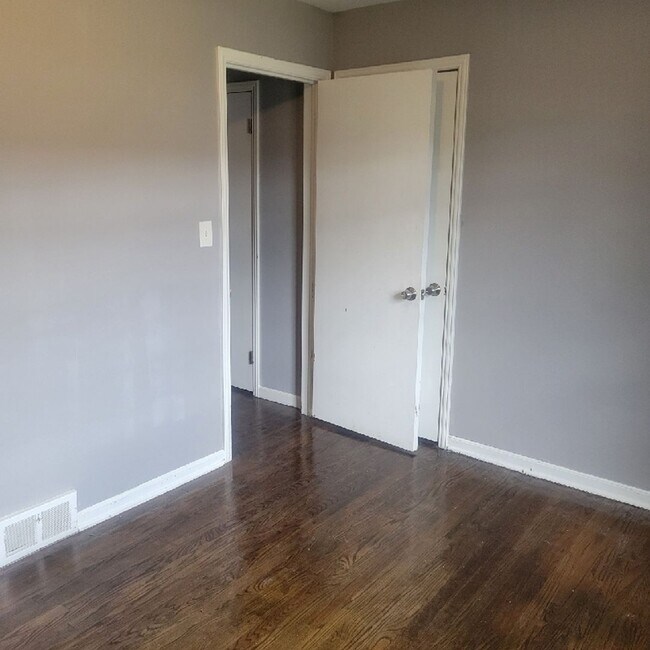 Building Photo - Beautiful 2 bed/1 bath near Grosse Pointe!...