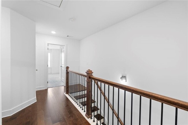 Building Photo - 1821 Edgehill Dr