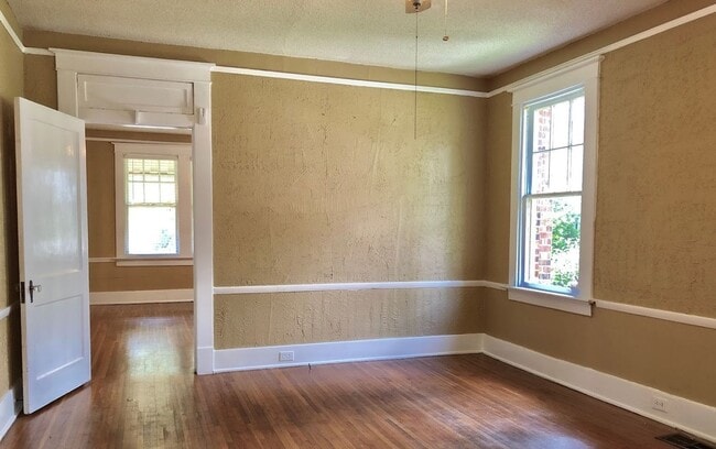 Building Photo - ROMANTIC DETAILS & a Cottage Feel! 3 Bedro...