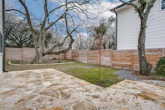 Building Photo - 6800 Menchaca Rd