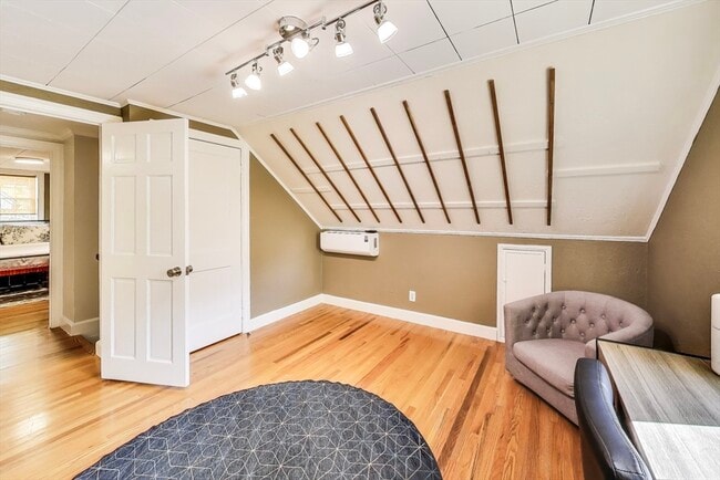 Building Photo - 40 Dunster Ln