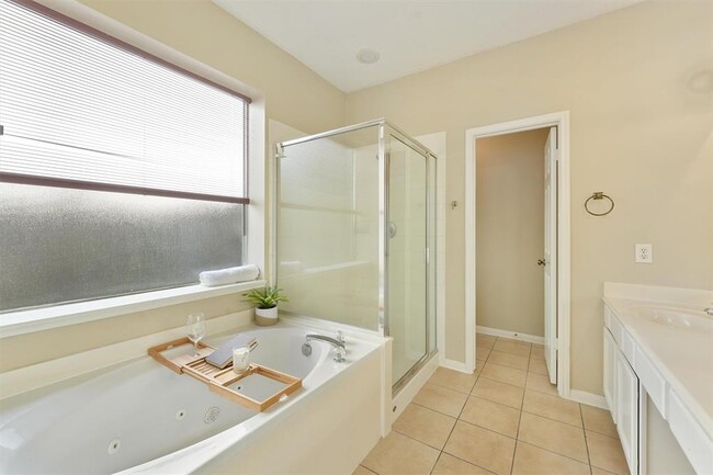 Building Photo - 17827 Scenic Oaks Dr