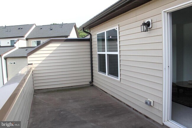 Building Photo - 4975 Longmire Wy