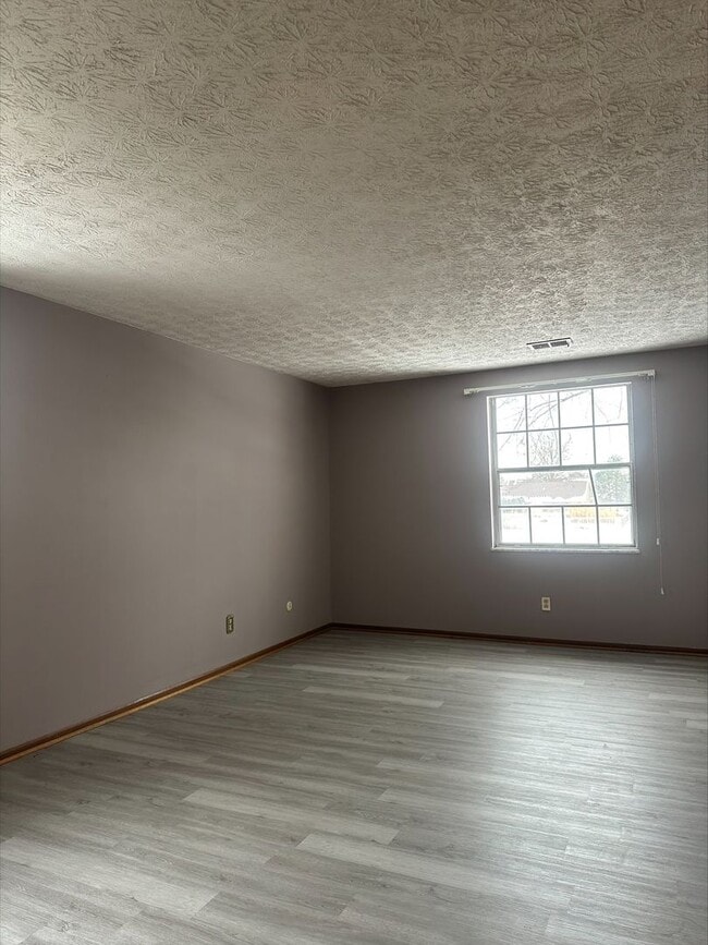 Building Photo - 4 Bed 2 Bath Home in Columbus!