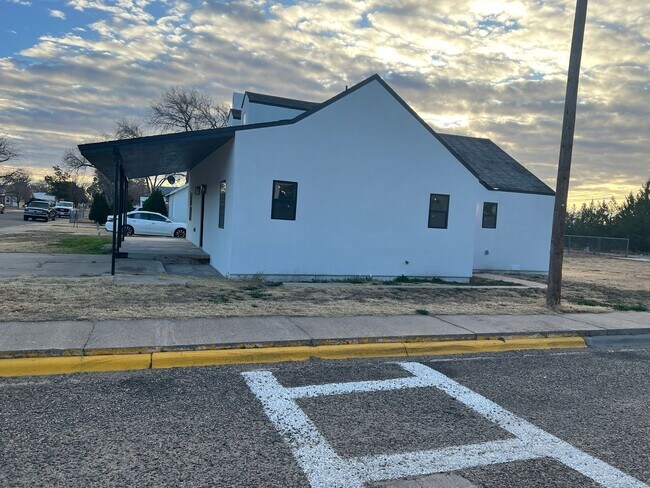 Building Photo - 1129 W 14th St