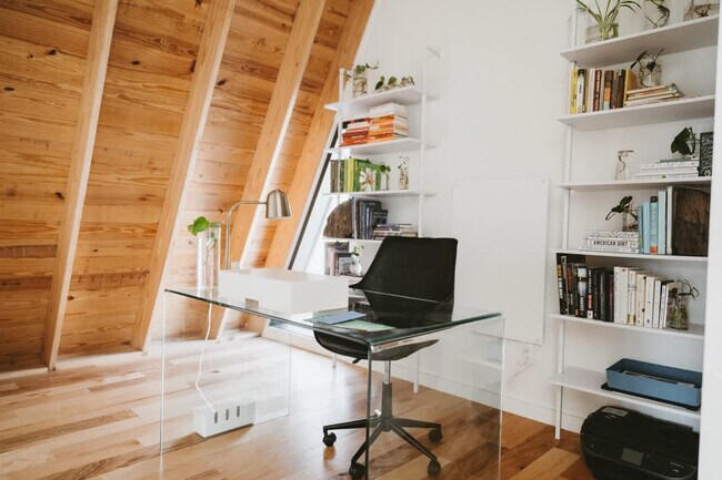 Building Photo - 503 NW D St