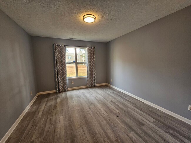 Building Photo - Newly Renovated 2 Bedroom, 2 Bath Condo in Gated Community.