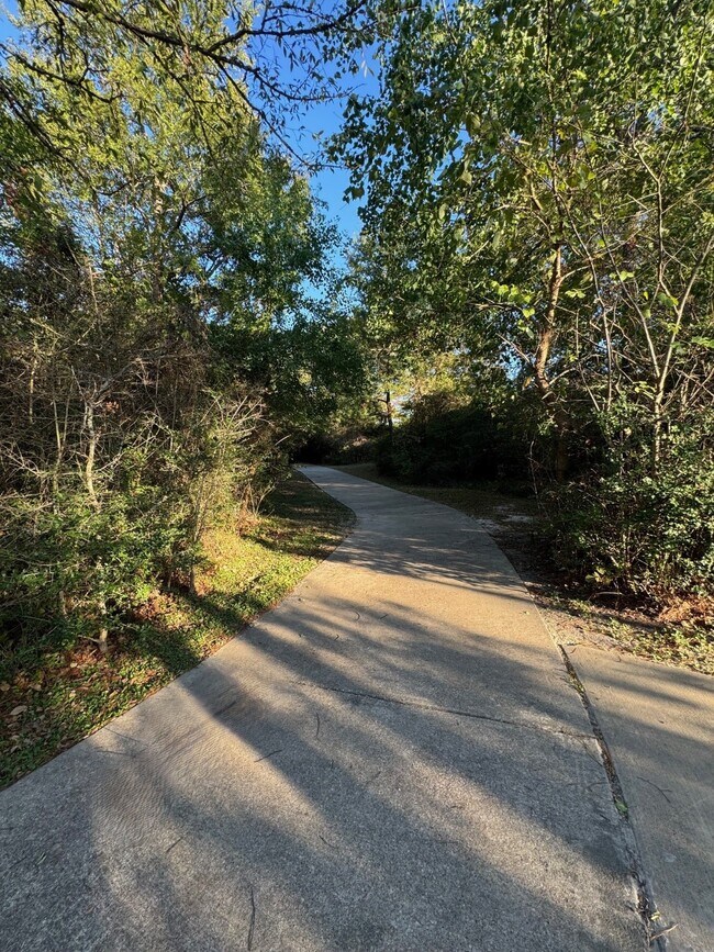 Building Photo - 163 Emery Oak Way