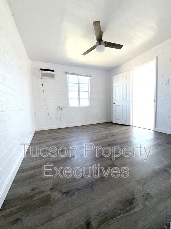 Building Photo - 130 E Delano St