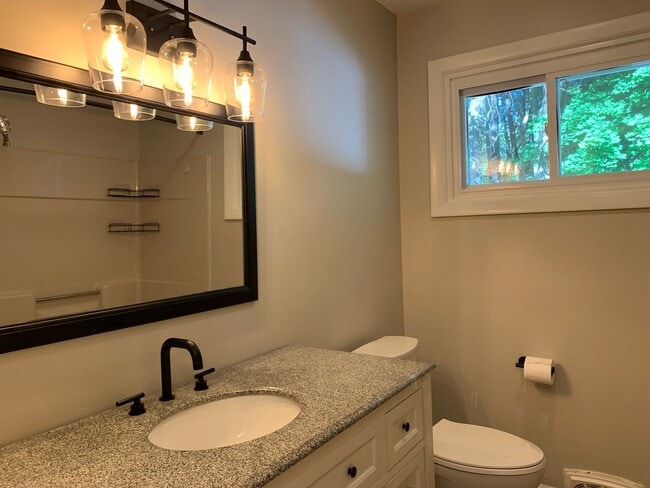 Building Photo - 3 Bed 1 Bath House Topsham