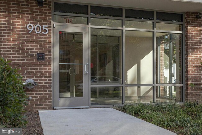 Building Photo - 905 N Jackson St