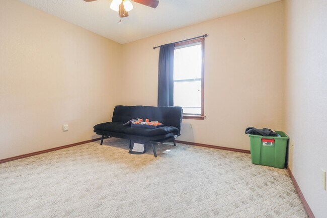 Building Photo - 3 Bedroom 2 Bath Home