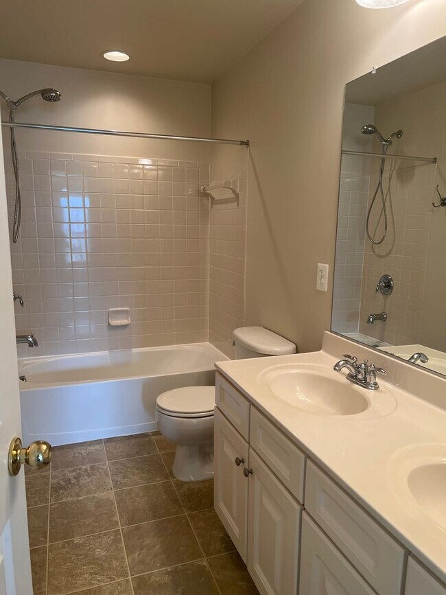 Building Photo - Sought after Idlewild Community