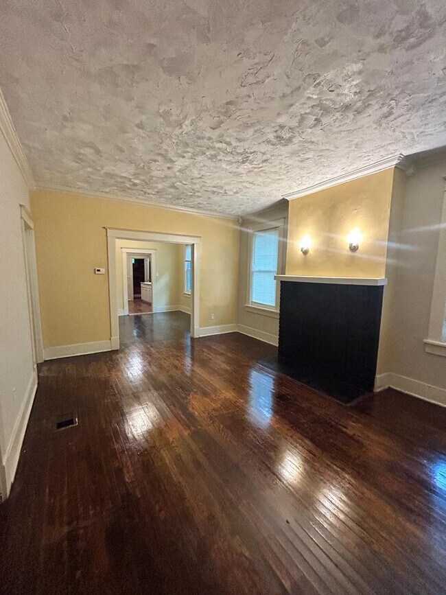 Building Photo - 1378 S Pkwy E
