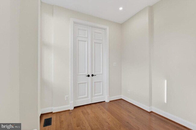 Building Photo - 515 N Columbus St