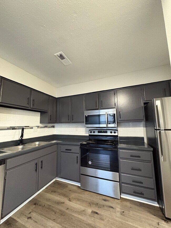 Building Photo - Remington On Rockville Living