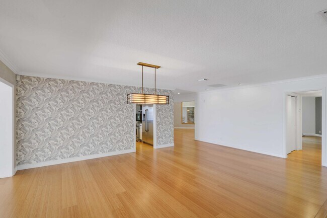 Building Photo - 2204 Notre Dame Dr