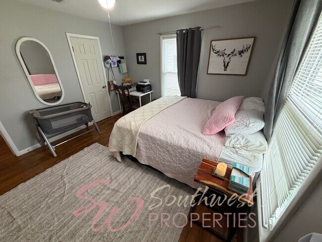 Building Photo - 3 bedroom 1 bath with large bedrooms! Easy walk to campus!