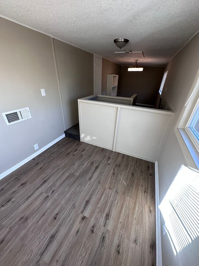 Building Photo - $1250 - 3 bedroom / 2 bathroom - Single Fa...