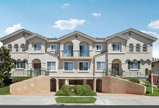 Building Photo - BEAUTIFUL 4 BED 3 BATH UNIT!!!!!